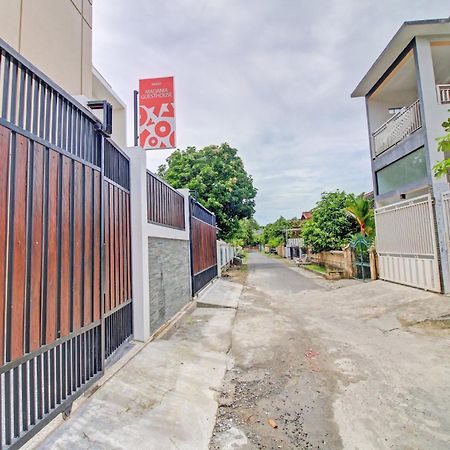 Oyo 90820 Madania Guesthouse Syariah Mataram Exterior foto