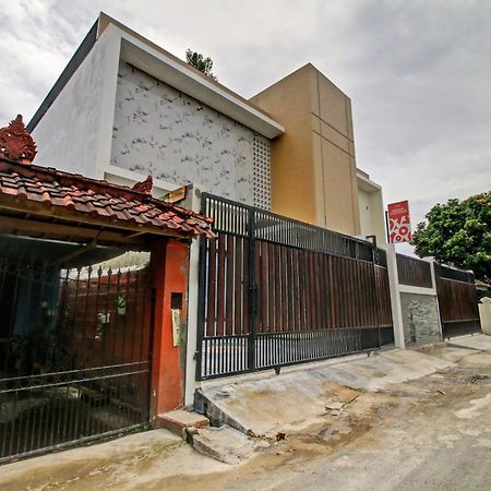 Oyo 90820 Madania Guesthouse Syariah Mataram Exterior foto