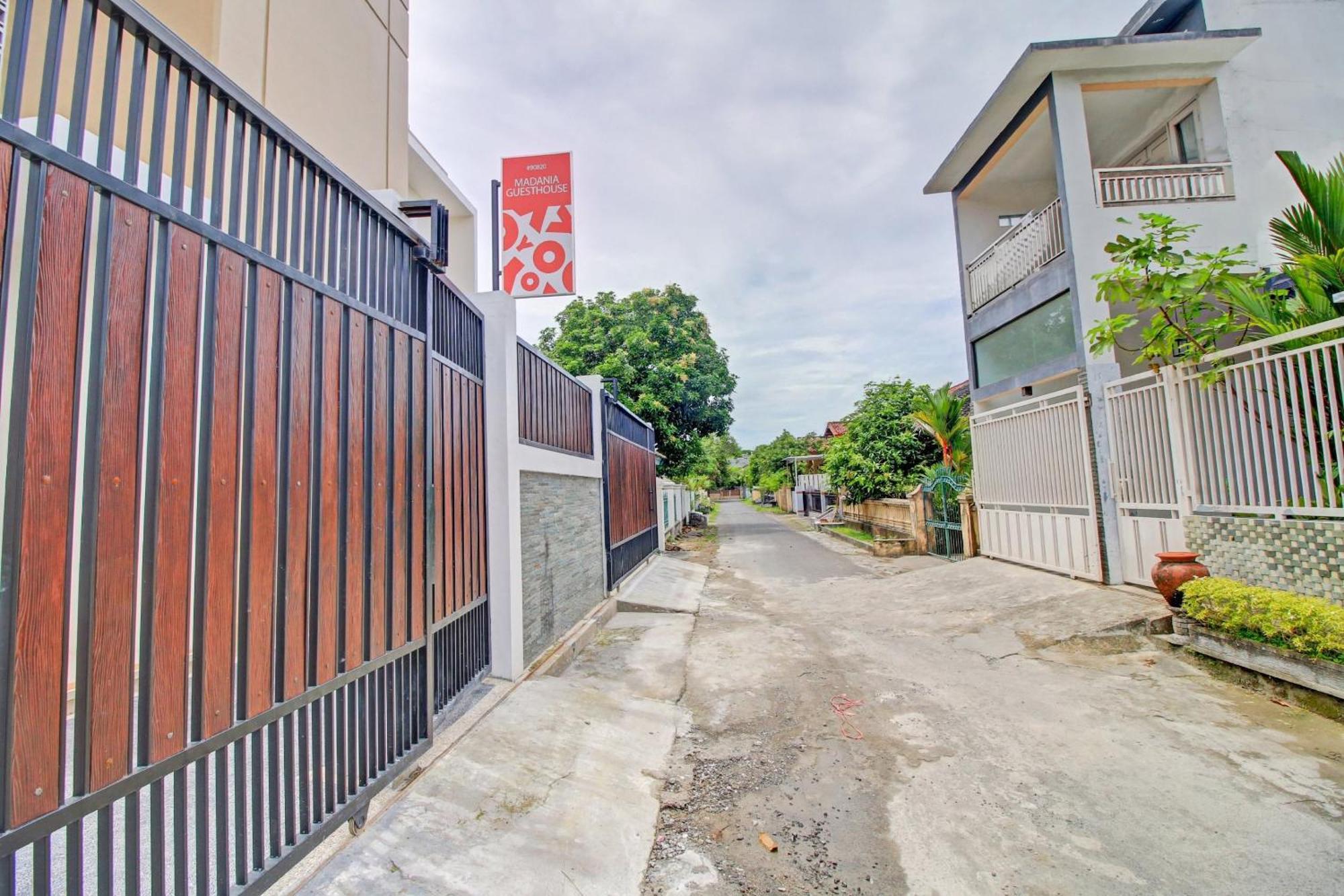 Oyo 90820 Madania Guesthouse Syariah Mataram Exterior foto