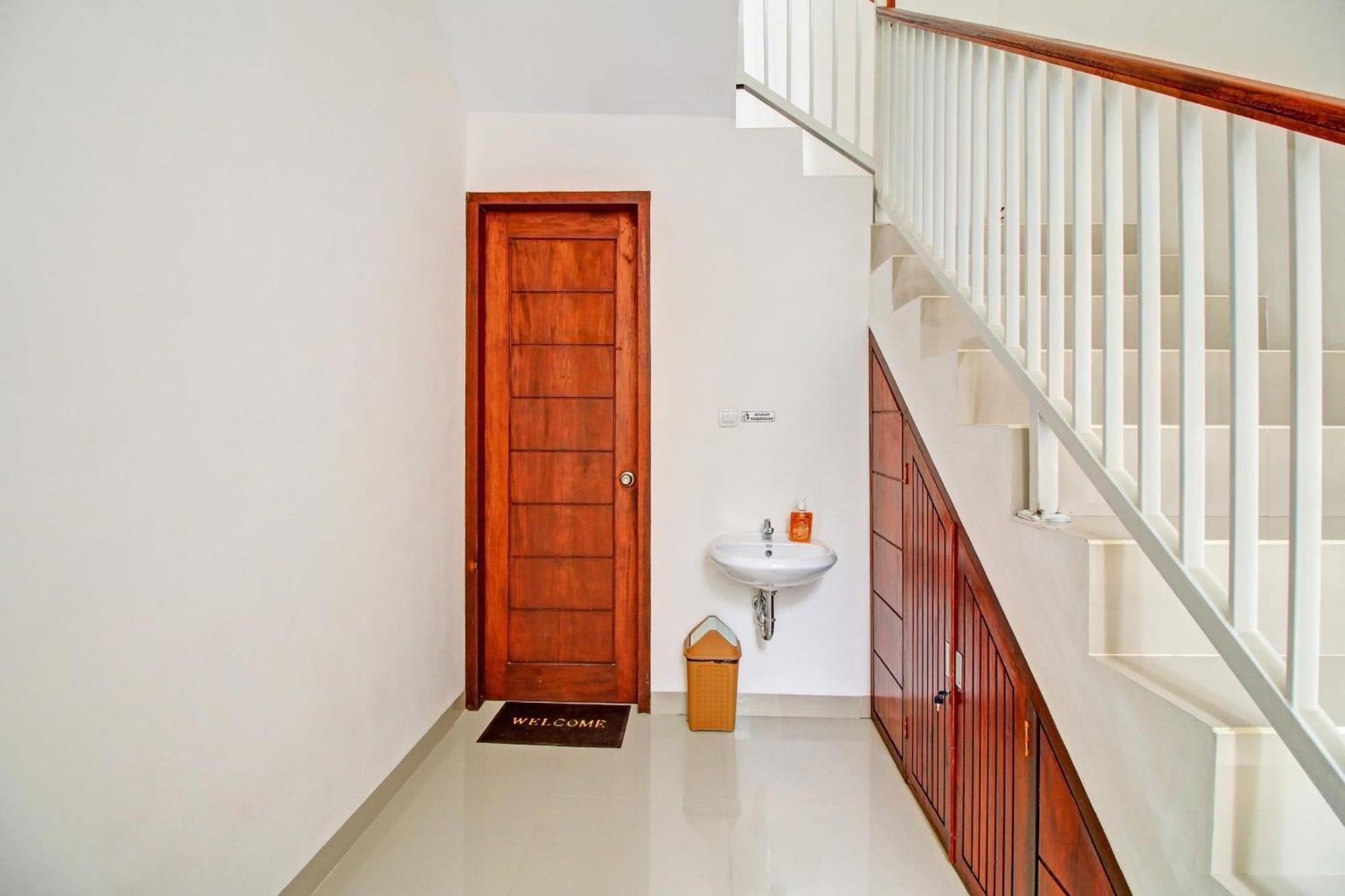 Oyo 90820 Madania Guesthouse Syariah Mataram Exterior foto